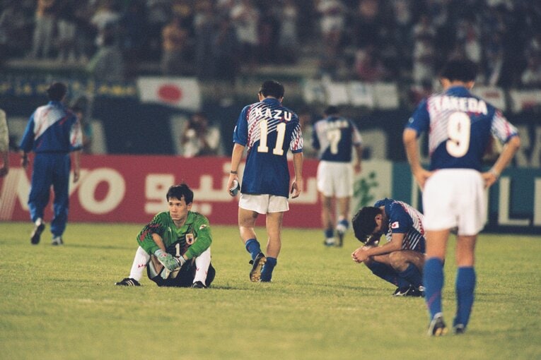 日本シリーズ第5戦と同日に行われたアジア最終予選のイラク戦、試合終了間際の失点でW杯出場を逃して肩を落とすサッカー日本代表　©BUNGEISHUNJU