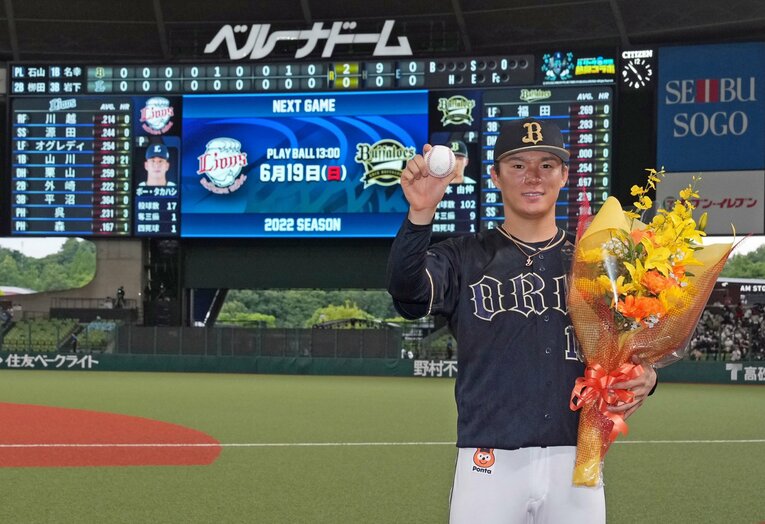 ノーヒットノーラン達成後の記念撮影　©︎Sankei Shimbun