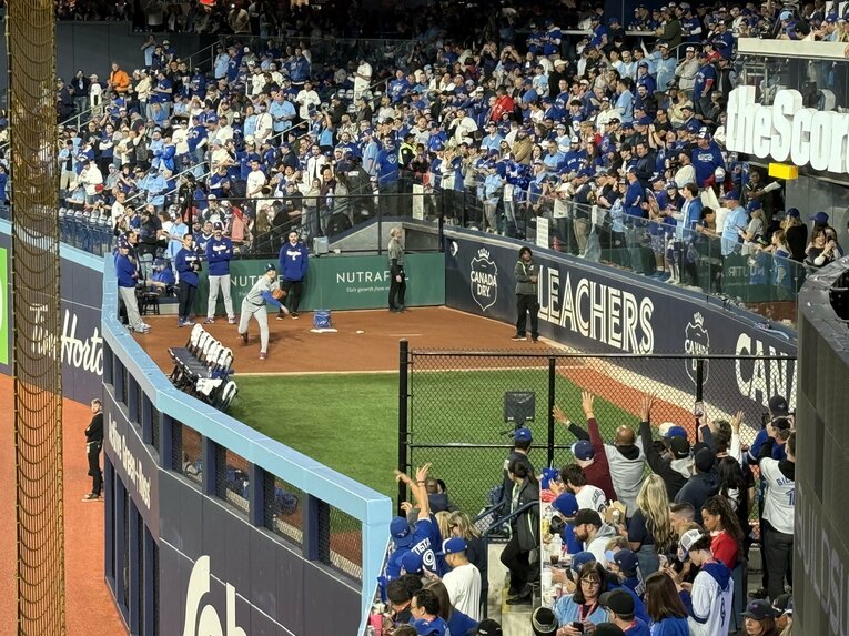 【“テレビに映らない”WS写真】WS第７戦前の大谷のブルペン投球中に捕手の後ろから手を振って気を散らそうとするブルージェイズファン…写真はまだまだ続きます　©Naoyuki Yanagihara