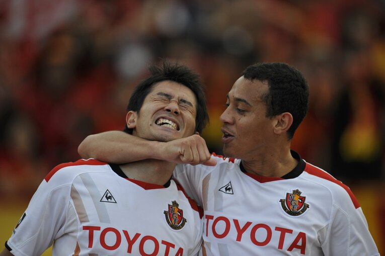 2010年J1優勝を決めたベルマーレ戦での玉田とマギヌン　©Takuya Sugiyama