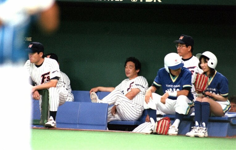 日本ハム1年目、ベンチで不満げな表情を見せる落合博満（43歳）。写真は8月28日、ライオンズ戦でスタメン落ちしたとき　©Sankei Shimbun