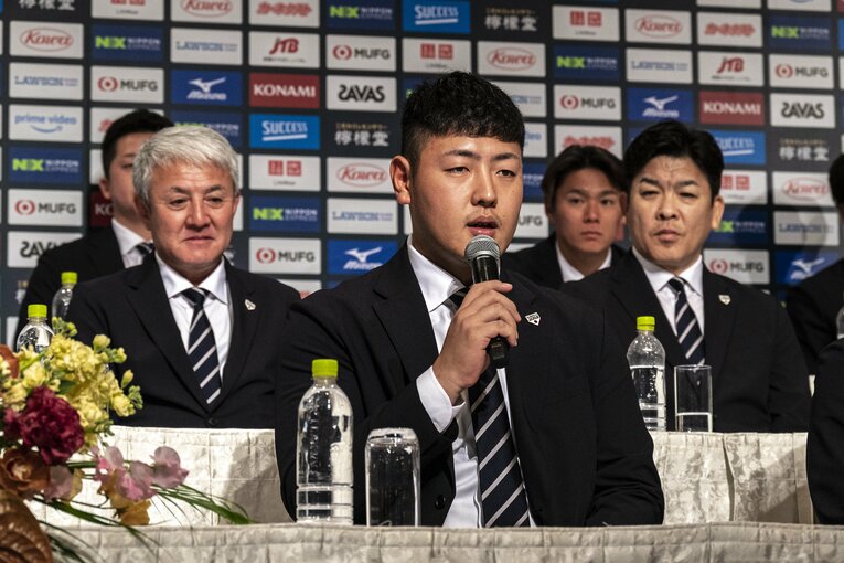 帰国会見で周りの笑いを誘う岡本和真（2／2枚）　©Takuya Sugiyama