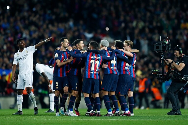 「バルサがメッシ退団後初のリーガ制覇」間近なクラシコの“喜びと憎しみ、一瞬のリスペクト”を撮った「18歳ガビが倒れたレアルDFを…」(39)