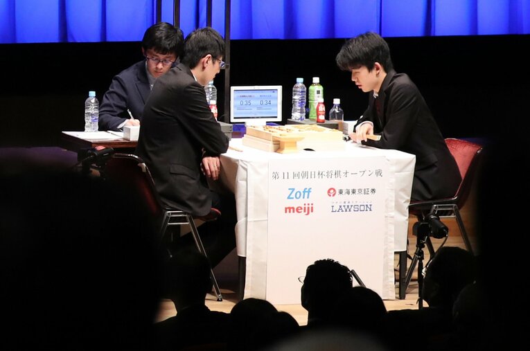 2018年2月、広瀬－藤井の朝日杯オープン決勝。決勝の記録係は伊藤匠だった　©Asahi Shimbun