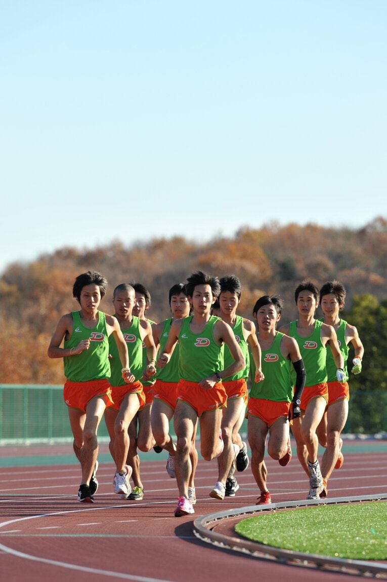1990年初頭に躍動した淡い緑とオレンジのユニフォーム　©Takashi Shimizu