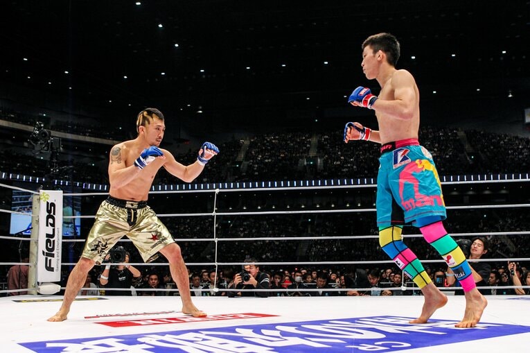 2009年大晦日、リングで対峙する戦極王者の廣田瑞人とDREAM王者の青木真也　©Susumu Nagao