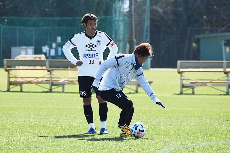 昨年まではサイドが主戦場だった小野瀬（右）。今季は尊敬する宇佐美との2トップが見られるかもしれない。 ／ photograph by Masaki Shimozono