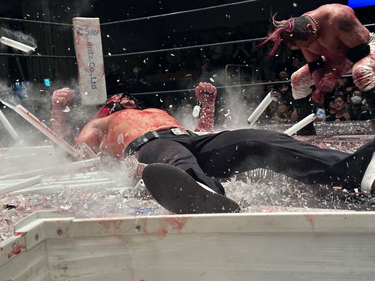 スワイプすると「エル・デスペラードvs葛西純」など激闘写真をご覧になれます　©Norihiro Hashimoto