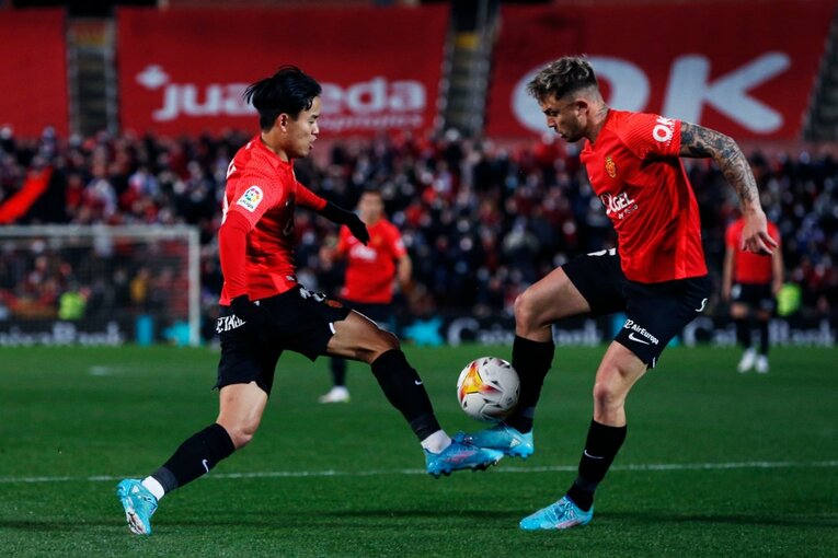 久保建英の“劇的決勝ゴール後に消えた疾走”は「客席に飛び込みたかったけど高すぎて無理」だった？《カメラマンが見た真相》(14)