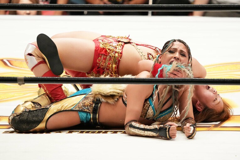 地獄固めでジュリアを攻めるSareee　©Hiroki Watanabe