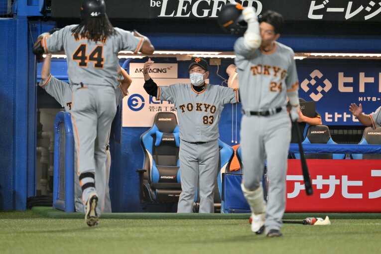 ウォーカーを出迎える原監督　©Hideki Sugiyama