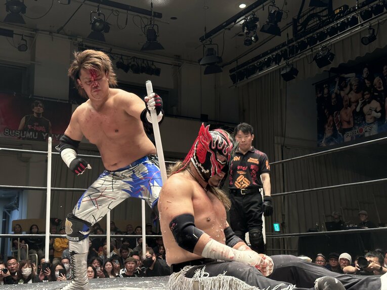 スワイプすると「エル・デスペラードvs葛西純」など激闘写真をご覧になれます　©Norihiro Hashimoto