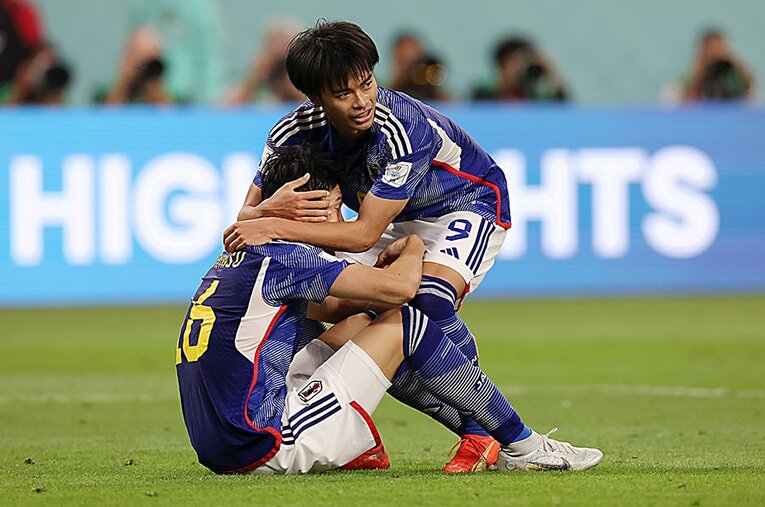 カタールW杯で冨安健洋をハグする三笘薫。12月31日、2人は対戦相手として戦っている ／ photograph by Alexander Hassenstein/Getty Images