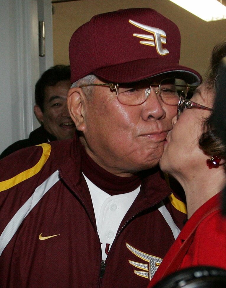 野村沙知代夫人から祝福のキスを受け、まんざらでもない様子の野村監督　©Sankei Shimbun