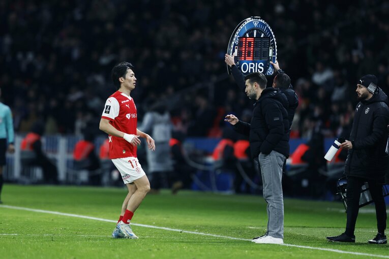 「PSGをブ然とさせた」中村敬斗ゴール＆お膳立て伊東純也が喜ぶ“会心の1枚”「関根大輝も試合後…」ランス“日本人3兄弟”を現場で撮った(11)