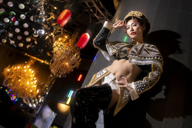 圧倒的な歌唱力で存在感を放ち、バーレスク東京のリーダーも務めるMiiさん