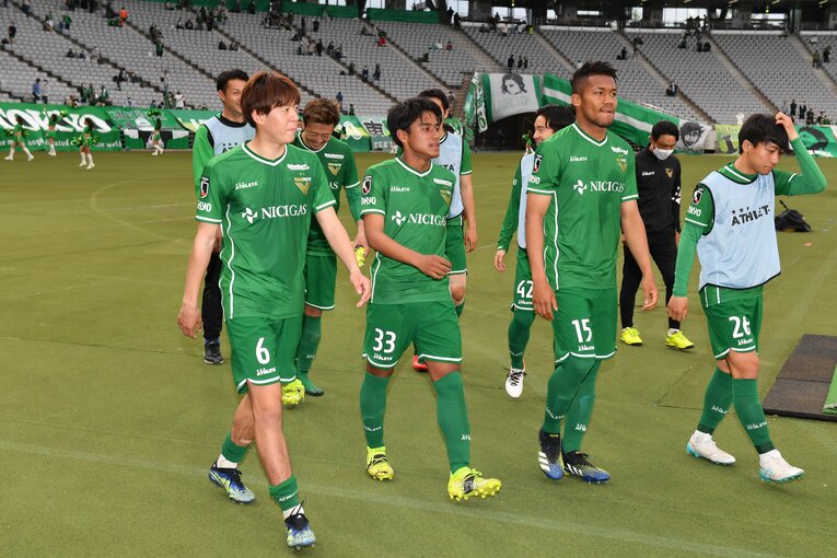 （左から）いわゆる“生え抜き”の山本理仁と橋本陸斗、そして移籍組のンドカ・ボニフェイス©J.LEAGUE