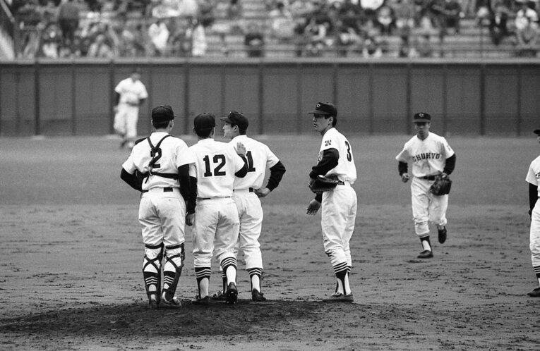 完全試合を目前に安打を許した投手・木村を励ます中京高校ナイン（1988年センバツ）©︎JIJI PRESS
