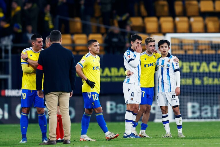 久保建英が悶絶「腹にパンチ＋プロレス技」の暴挙、だが観客席には「クボとソシエダに恋した」親子が…現地で見た“南スペインの情熱と闇”(20)