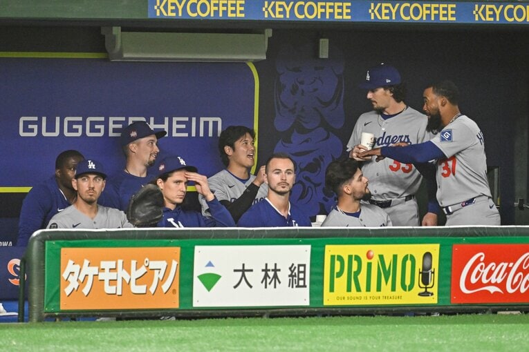 開幕戦シリーズ。楽しそうなドジャースベンチ。テオスカー・ヘルナンデスと話す大谷　©Nanae Suzuki