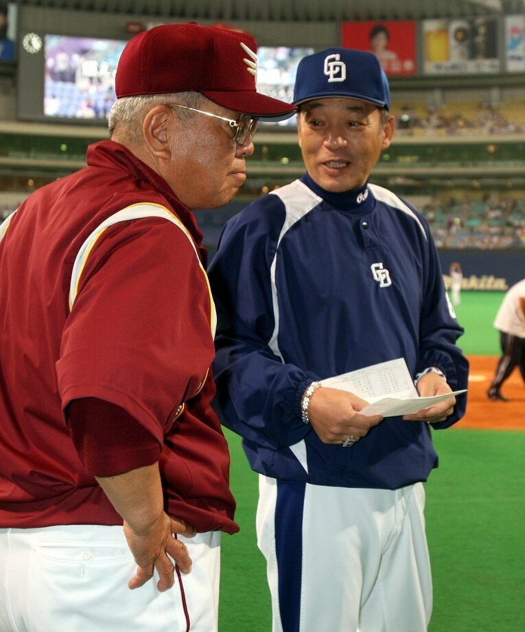 試合前のメンバー交換で言葉を交わす楽天・野村克也監督と中日・落合博満監督。2008年の交流戦で　©Sankei Shimbun