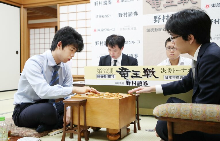 2019年、竜王戦決勝トーナメントで豊島（右）に敗れ、対局を振り返る藤井　©JIJI PRESS