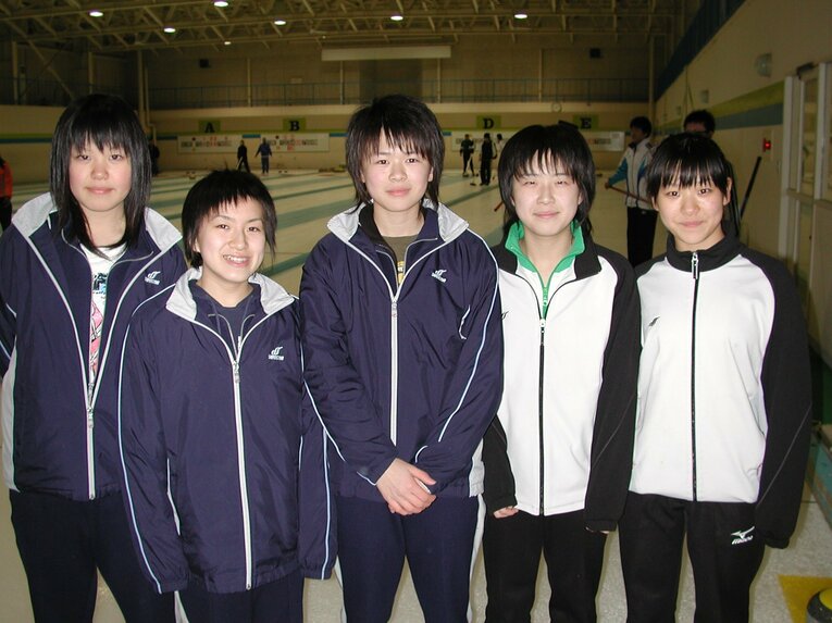 チーム常呂中学校（左から小笠原まゆさん、鈴木夕湖選手、小野寺佳歩選手、中川ともなさん、吉田知那美選手）提供：伝書鳩