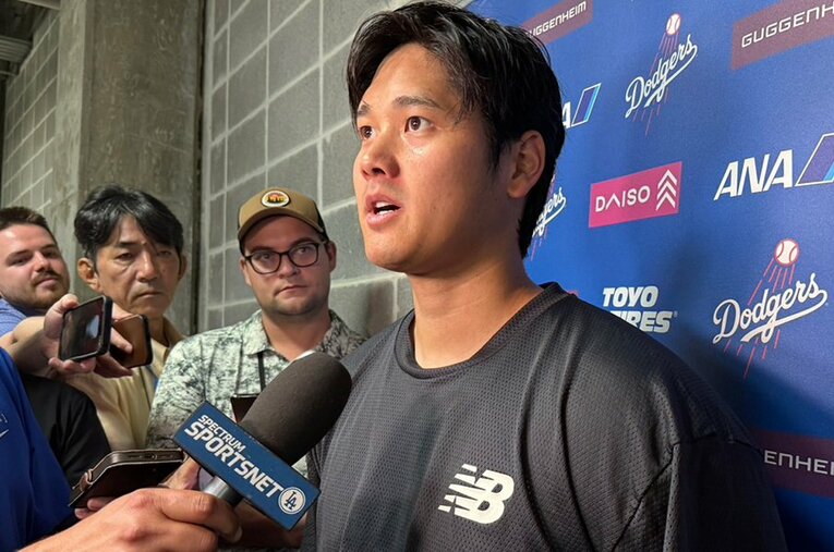 ロイヤルズ戦の登板後、囲み取材に応じる大谷翔平 ／ photograph by Naoyuki Yanagihara