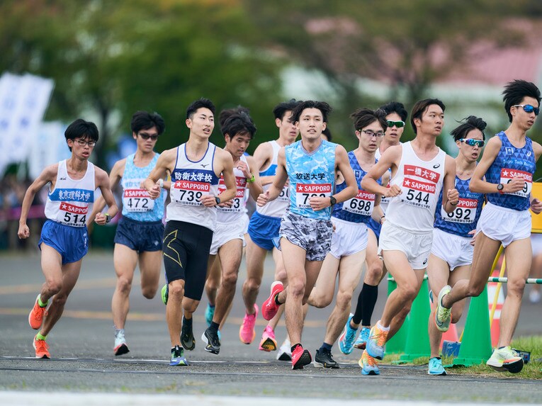 最初で最後の箱根路を駆ける村上主将　©Yuki Suenaga