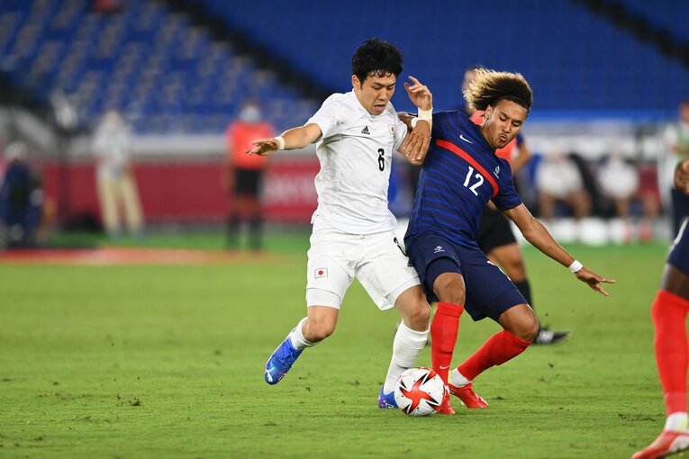4対0で勝利した東京五輪のフランス戦でも、遠藤の球際の強さは際立っていた　©JMPA