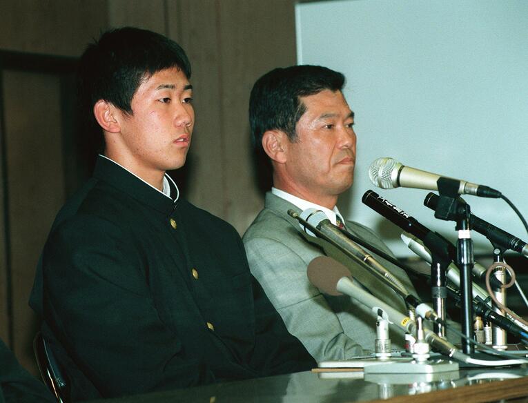 「意中の球団以外は社会人に進む」と表明していた松坂だが…　©︎JIJI PRESS