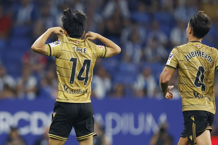 【テレビに映らないクボの素顔】24-25シーズン第2節では今季初ゴールを決めたにもかかわらず、スビメンディからの祝福を振り払う久保の振る舞いは物議を醸した（全3枚中の2枚目）　©Daisuke Nakashima