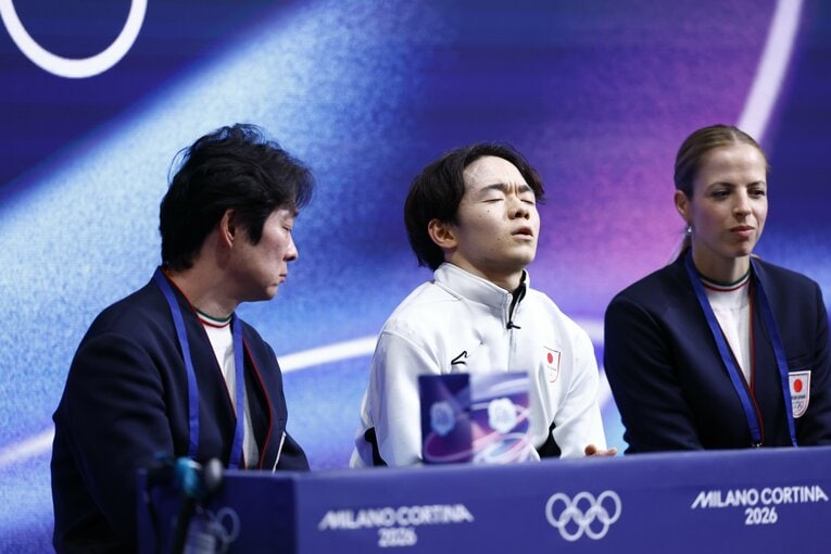 フリーの得点が出てメダルが確定し、目を閉じた後に顔をおおった鍵山　©️Sunao Noto / JMPA