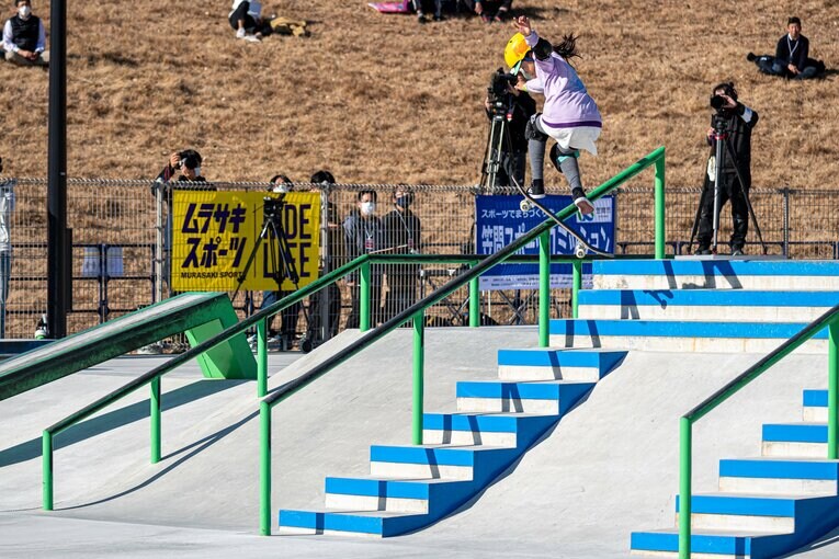 2021年の12月の全日本選手権で「ビッグスピン・フロントサイドボードスライド」を成功させる吉沢恋　©Yoshio Yoshida