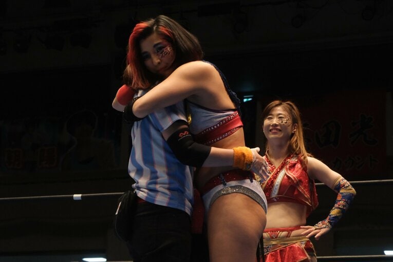 リングインすると、この日で引退となる斉藤一二三レフェリーとハグ