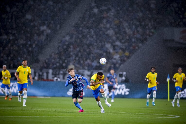 ミリタンと競走する古橋亨梧　©Kiichi Matsumoto/JMPA