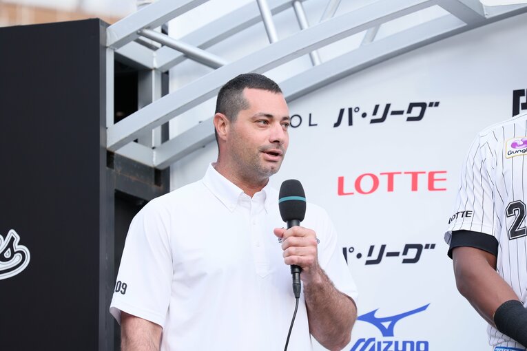 お立ち台でポランコの喜びの言葉をロッテファンに届けたフェルナンデス通訳　©Chiba Lotte Marines