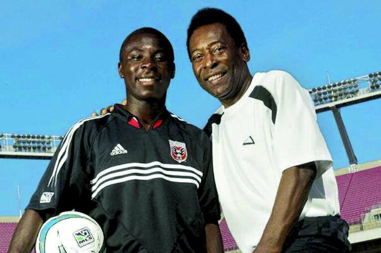 14歳10カ月でプロデビュー。「天才少年」ともてはやされ、ペレともよく比較された少年時代のアドゥー（左） ／ photograph by L’Équipe