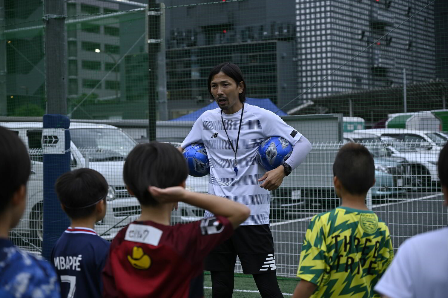 取材日は夕方から夜にかけて子供たちを指導　©Kisei Kobayashi