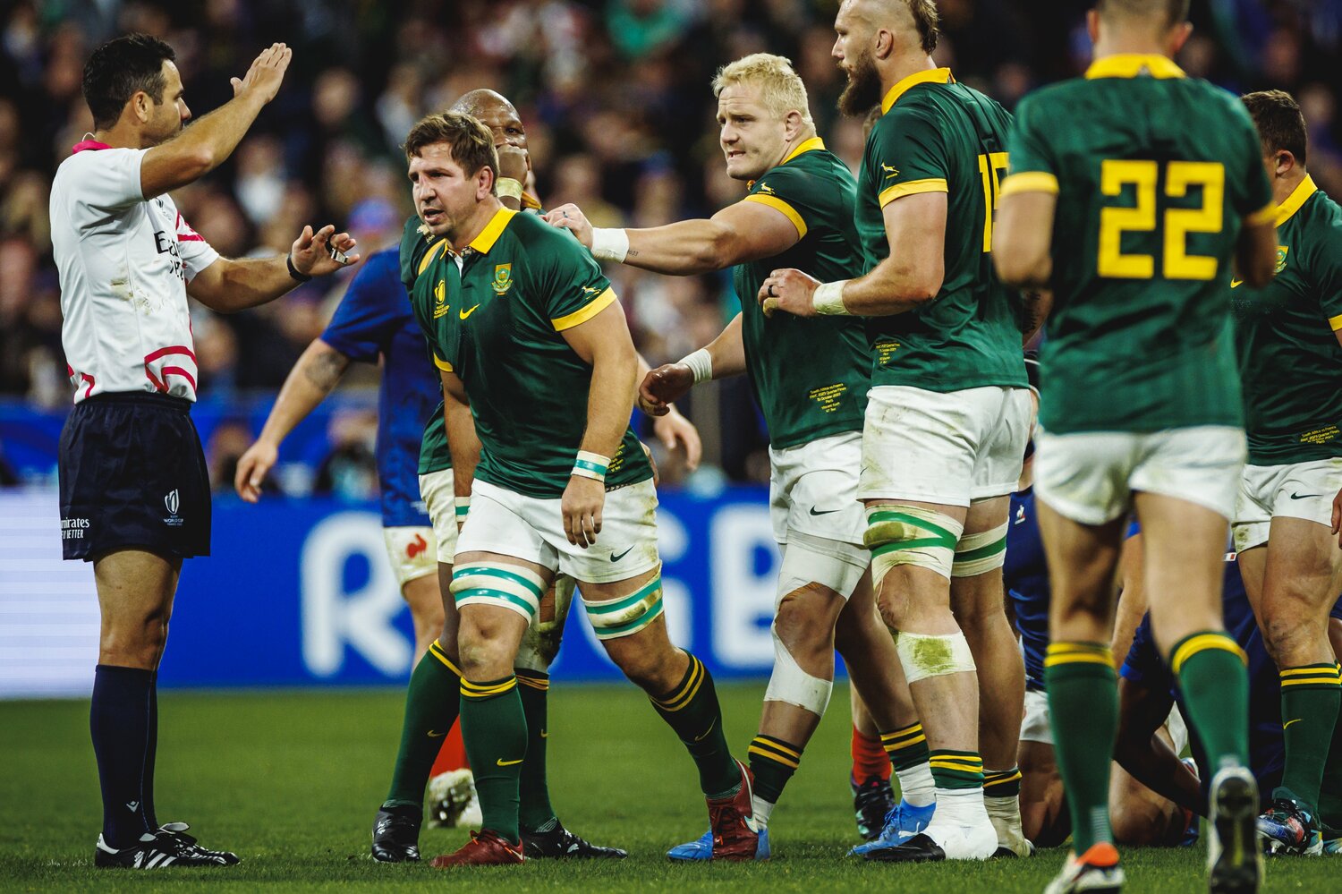 2m近い大柄な選手で構成されるスプリングボクスのFW陣では、ひときわ小さく見えるクワッガ・スミス。自らの武器を磨き、緑のジャージーに袖を通している　©︎Kiichi Matsumoto