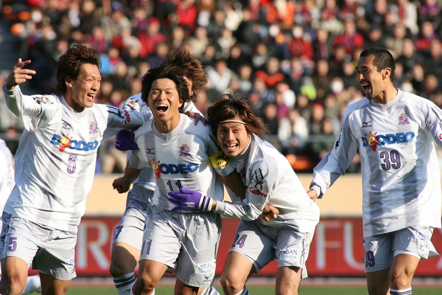 J2でのスタートとなった2008年、ゼロックススーパーカップを制したサンフレッチェ広島は、その勢いそのまま1年でJ1復帰。ミシャ続投に加え、主力の大半が残留したことが翌年の躍進につながった　©︎Hitoshi Mochizuki/AFLO