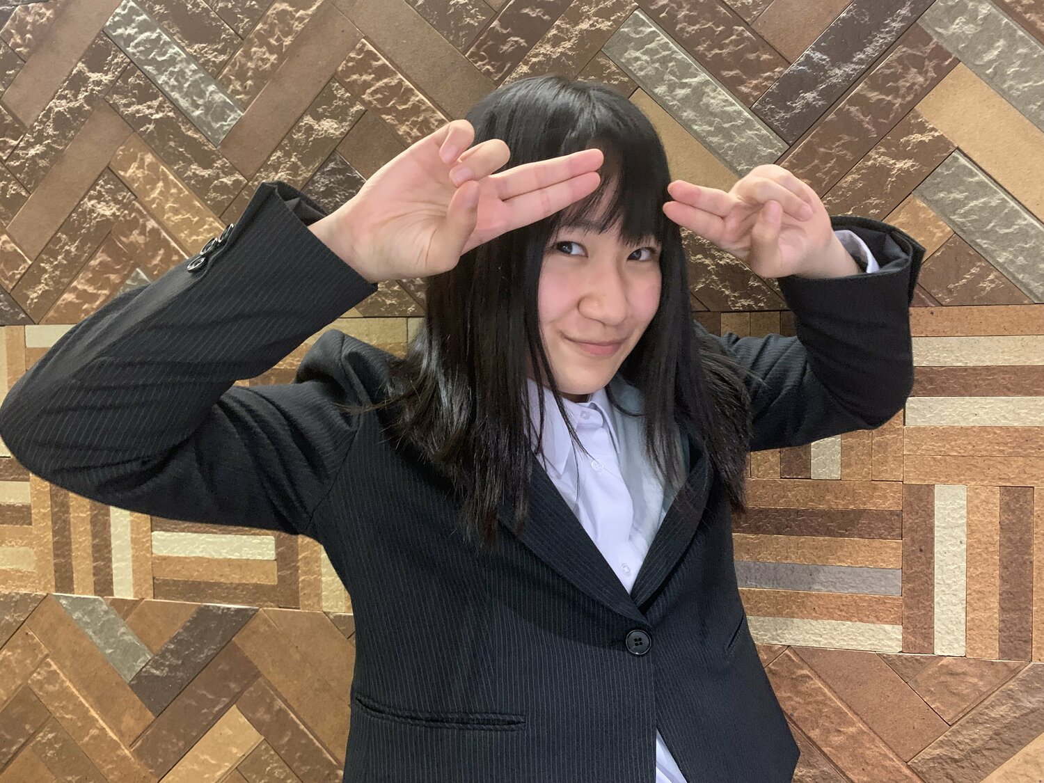 撮影時にポーズをお願いすると、「じゃあエメリウム光線」。理由は不明