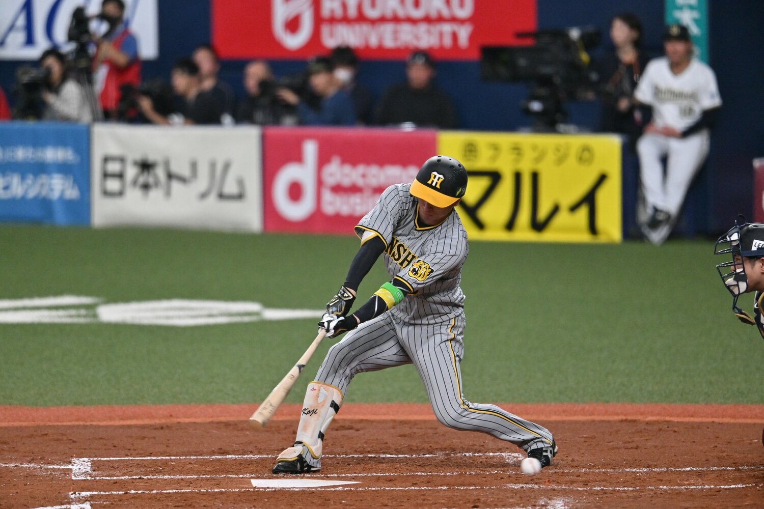 2回表の2死満塁の場面で阪神・近本は山本のフォークに空振り三振　©︎Hideki Sugiyama