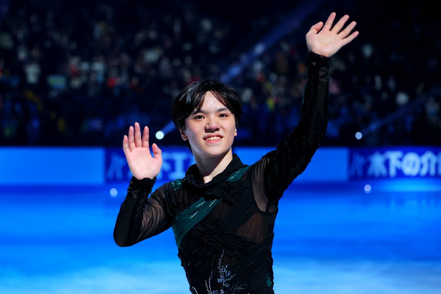 カーニバル・オン・アイスで今季のフリープログラムを披露した後に、笑顔で観客に手を振る宇野　©︎AFLO