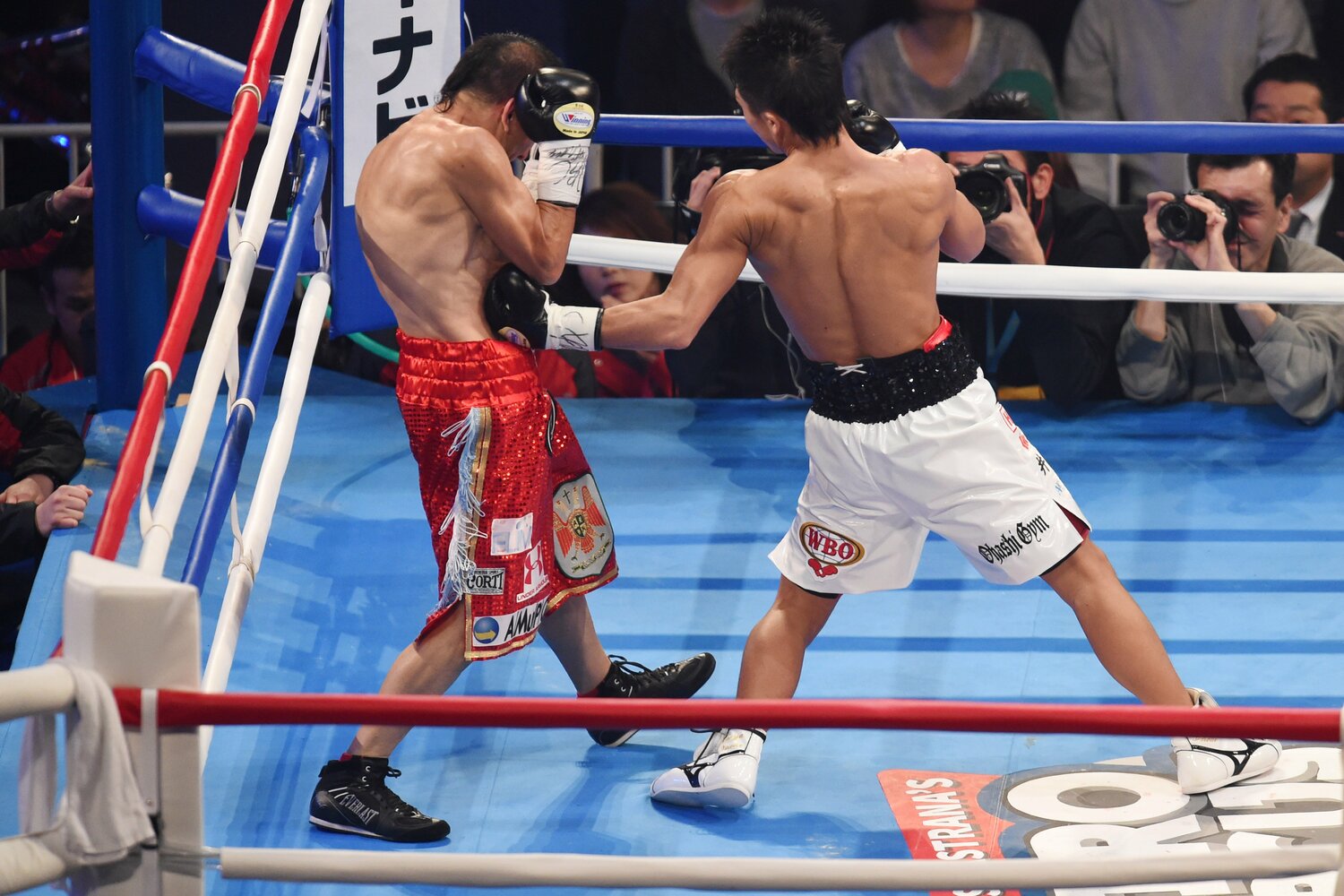 井上尚弥の強烈な左がオマール・ナルバエスのボディにめり込んだ瞬間　©Getty Images