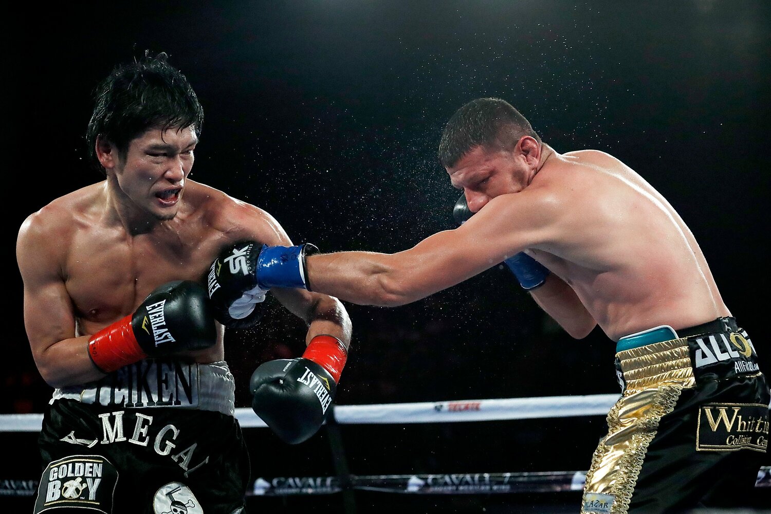 ソト・カラスとの第2戦に臨んだ亀海　©Getty Images