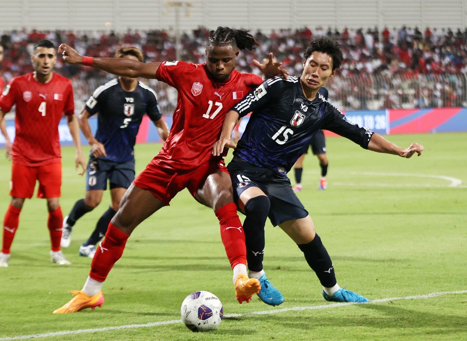 鎌田はバーレーン戦で先制点のPKを導き出したが、パレスではレギュラー争いが待ち受けている　©JIJI PRESS