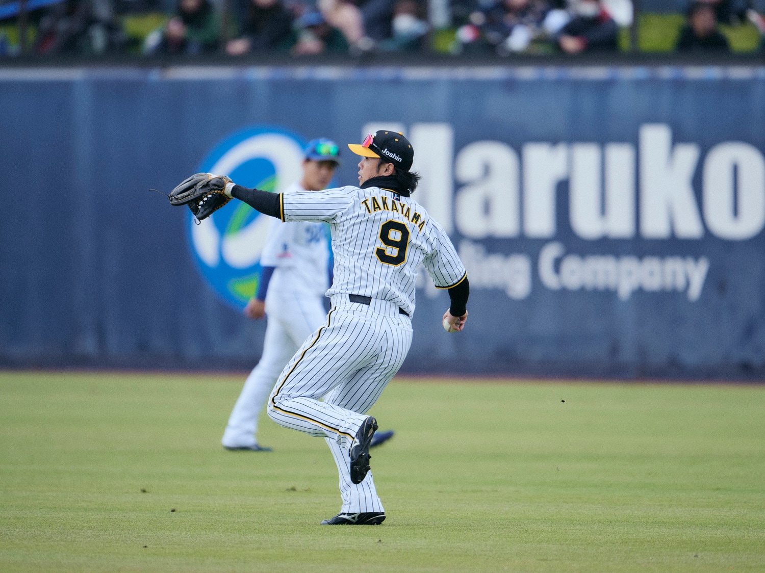 ネックウォーマーをする選手も多く、会場は冷えていた　©Yuki Suenaga