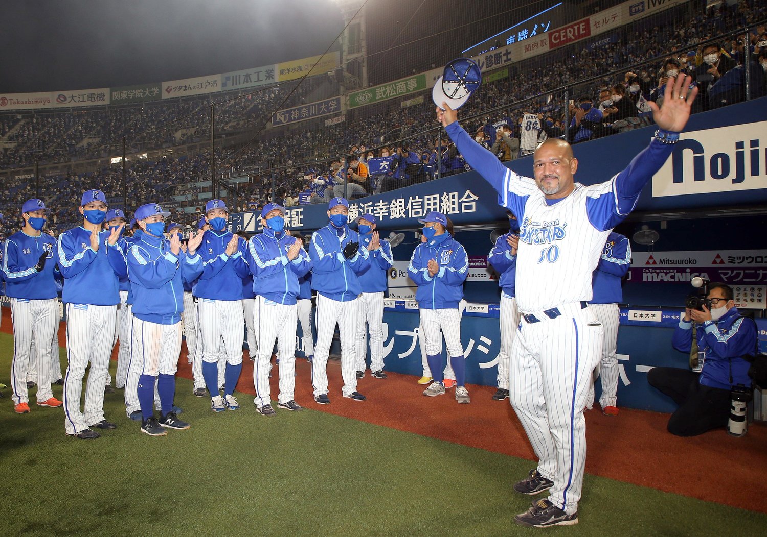 最終戦後にファンに手を振るラミレス　©JIJI PRESS