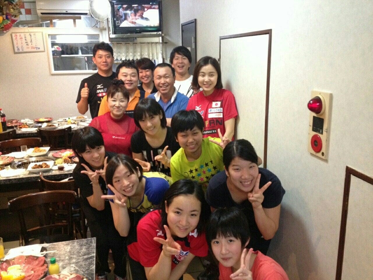 選手たちを食事に連れ出すことが多かったという呉監督。「合宿が終わると『先生！今日はどこのお店ですか』と選手たちが言ってくるんです」（最後列の一番左が呉監督／本人提供）